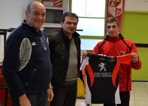 ermain Bareille (président du RC Saudrune), Dominique Soula et le capitaine des cadets tenant le nouveau maillot Photo DDM, F. M.