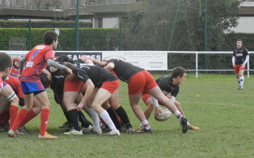 Une balle sortie en mêlée par les juniors du RC Saudrune.